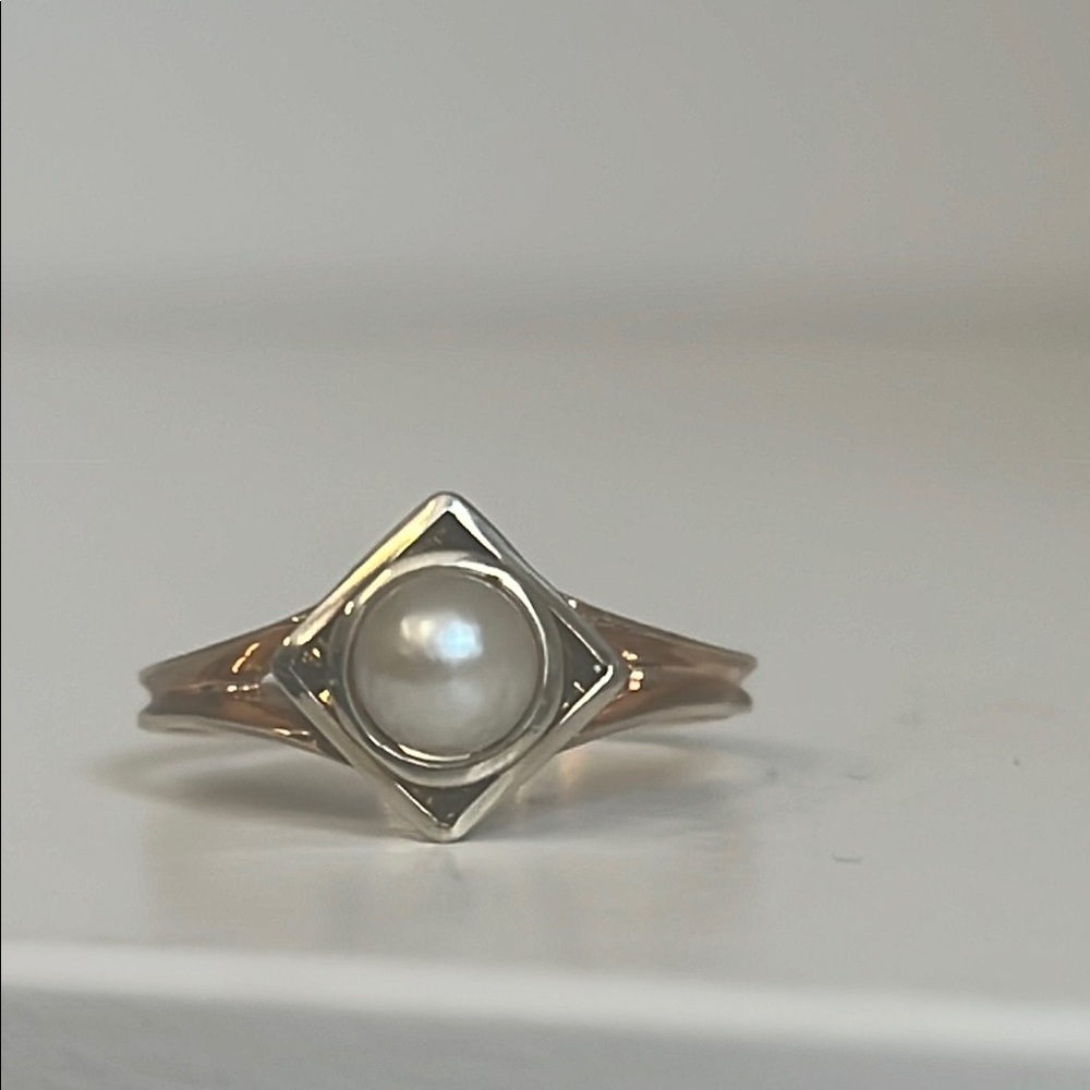 10 karat white and yellow, gold and Pearl Ring